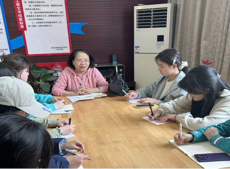 與青年學(xué)生談心
